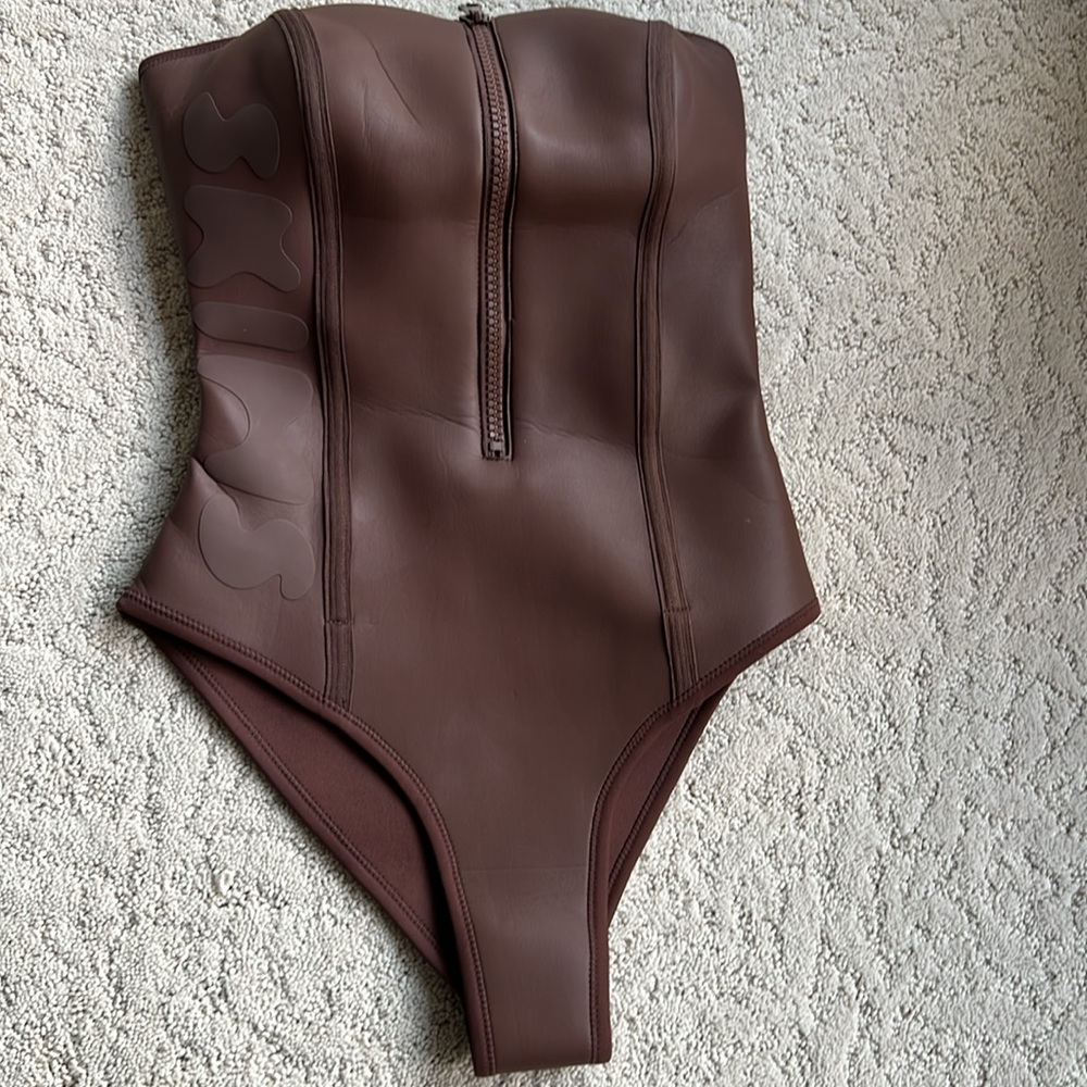 SKIMS RUBBERIZED STRAPLESS SWIMSUIT - Picture 3 of 5